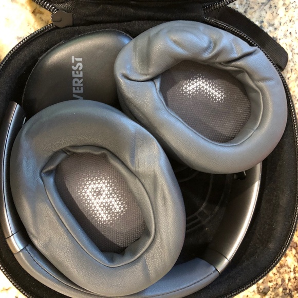JBL Noise Cancelling Headphones - used TWICE!